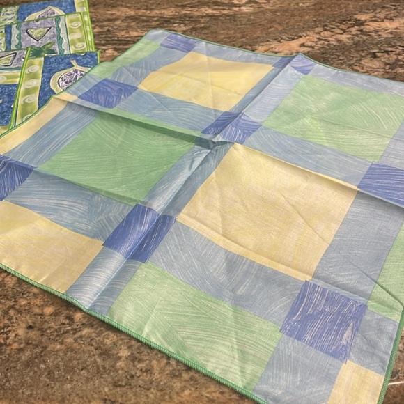 NWOT- Placemats w/matching Napkins - Picture 2 of 4